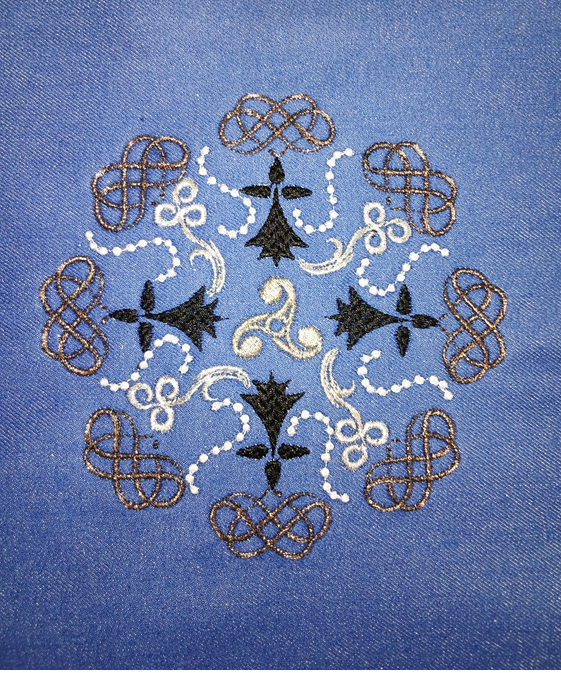 Forme Celtique 2 - Le tissu brodé