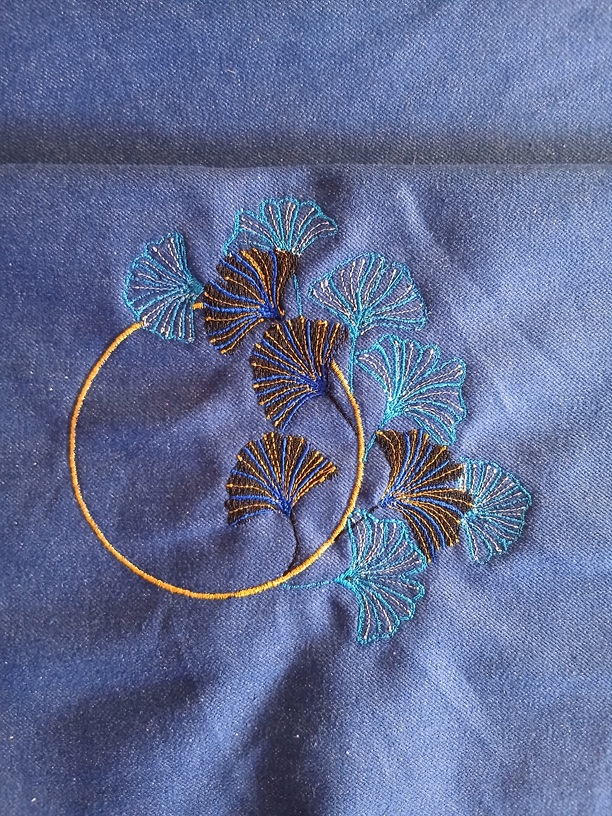 Fleurs en cercle 1 - Le tissu brodé